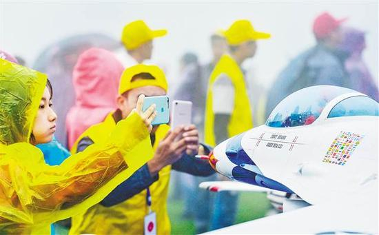 9月23日，武隆仙女山大草原，各式各样的航模吸引市民拍照留念。