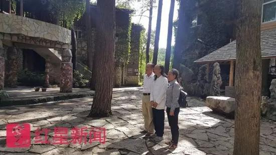 宋培伦和游客合影。