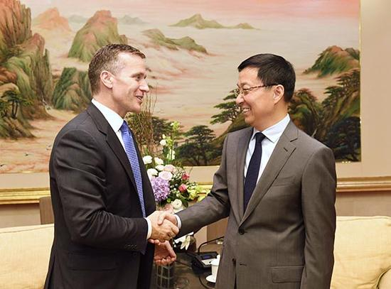 　　9月27日上午，中共中央政治局委员、上海市委书记韩正会见了美国密苏里州州长埃里克·格雷滕斯一行。 &nbsp;陈正宝 摄