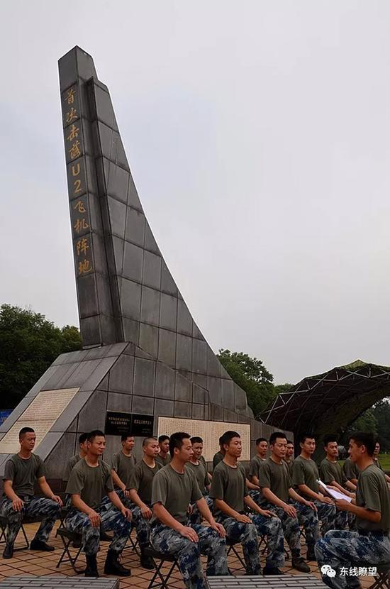 纪念碑下畅谈军人样子