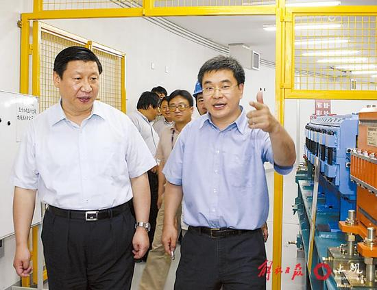 2007年7月3日，习近平调研上海光源工程建设。