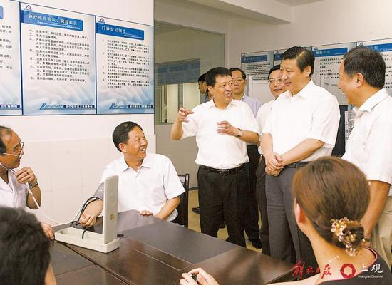 2007年8月29日，习近平到奉贤区调研，参观社区卫生服务中心。