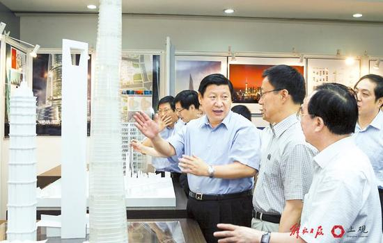 图为习近平在浦东陆家嘴听取上海中心设计方案的汇报。