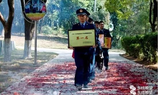 参加比武的官兵们载誉归来