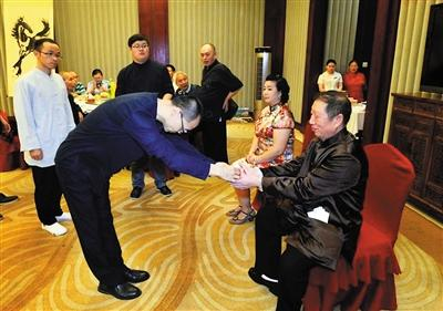　　昨日，一场传统的拜师典礼在大礼堂酒店举行，老中医姚仲民把写有“医者仁心”“医者父母心”的条幅，分别赠送给两名弟子吴磊（深色衣服）和刘影（浅色衣服）。 本报记者 杨新宇 摄