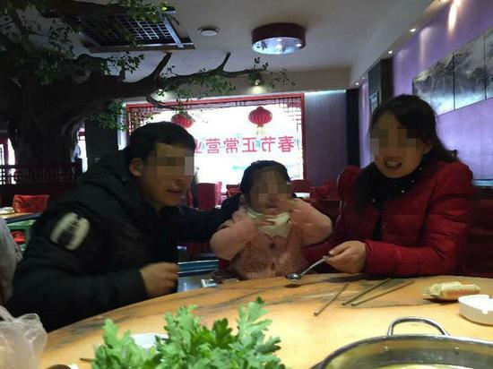 石磊与妻子乔英（化名）及女儿苗苗在一起聚餐