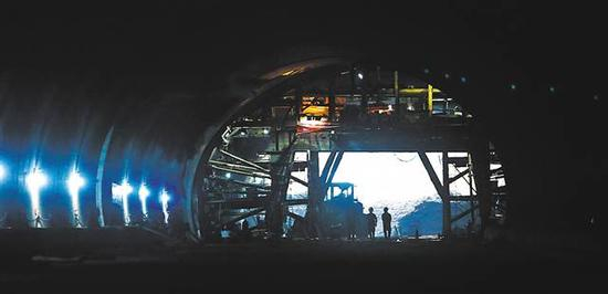 9月29日，照母山星光隧道左线正在进行贯通后的施工，预计右线也将在年内贯通。 记者 罗斌 摄