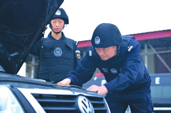 刘且（右）检查嫌疑车辆。