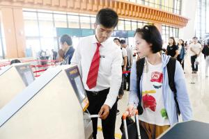 工作人员引导旅客进行自助验票。昆铁供图