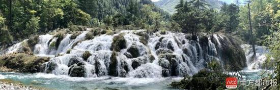 九寨沟震后形成新的瀑布景观。来源：九寨沟景区官网