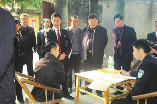 周卫东（左三）生前在“坝坝法庭”工作中。