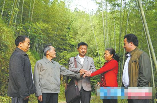 吴诗华（中）纠纷调解成功率100%。