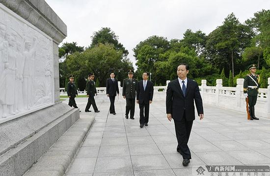 彭清华、陈武、张践等领导缓步绕行，瞻仰革命烈士纪念碑。