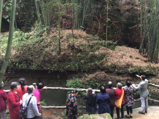 “佛话今生”迎来众游客观赏。钟欣 摄
