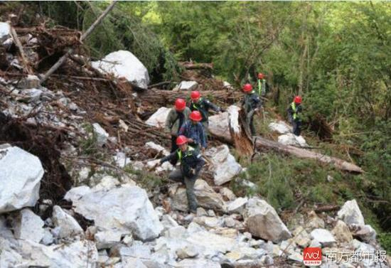 专家徒步进沟，翻越路面落石。来源：九寨沟景区官网