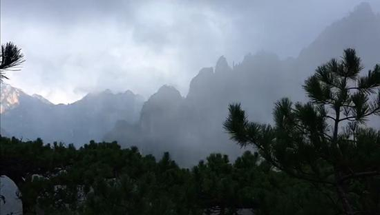 临近黄昏，黄山曙光亭前景色。