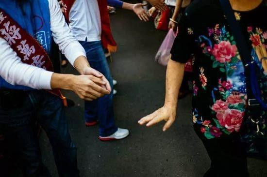 △ 并不是所有人会接受蒋四代伸出的手