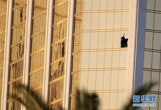 这是10月3日拍摄的美国拉斯维加斯曼德勒海湾酒店，枪手所在房间破损的两扇窗子清晰可见。