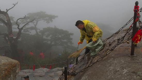 10月2日，雨天工作中的杜小利。