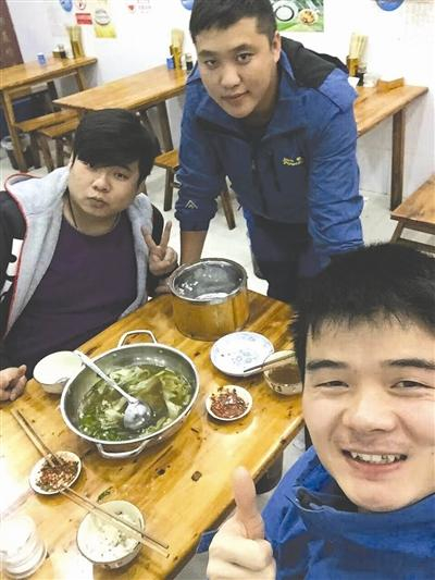 张雷（左）和他的沙客们