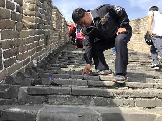 　　10月3日，当了33年长城环卫工的王茂海，随时弯腰捡地上的垃圾，他说，这已经是他的“职业病”。本文图片 澎湃新闻记者 赵实