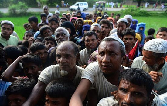 罗兴亚人难民暂时生活在新建立的Kutupalong难民营。 本文图片均为 视觉中国 图