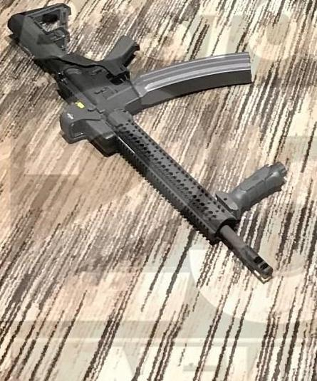 枪击惨案现场的安装撞火托和100发弹匣的AR-15系列步枪。