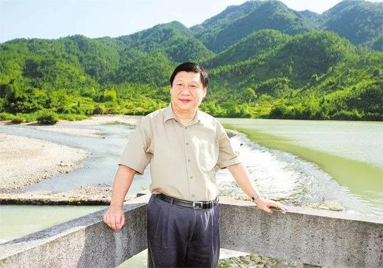 2006年7月28日，习近平在丽水碧湖镇堰头村调研欠发达地区生态保护工作。浙江日报记者 周咏南 摄