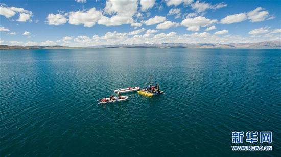 　　第二次青藏高原综合科考“河湖源”冰川与环境变化考察队在西藏阿里地区日土县东汝乡阿汝村留影（9月13日摄）。新华社记者 刘东君 摄
