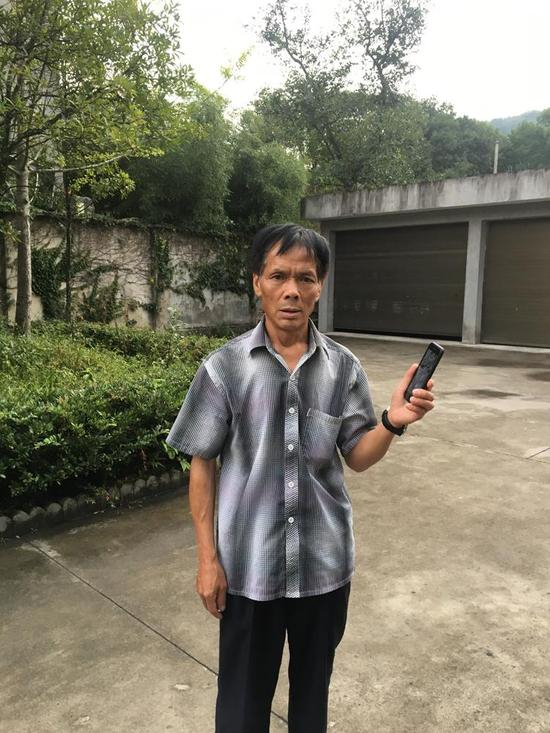 老叶就是带着这个苹果6手机上山寻虎的。