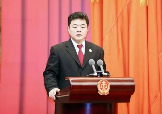 最高人民法院党组成员、政治部主任、机关党委书记徐家新作工作报告。吴贺佳 摄