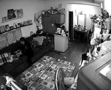 　　监控视频显示，育婴嫂赵女士在客厅中抓起孩子在半空中用力摇甩，还多次推倒坐在沙发上的婴儿。截屏图