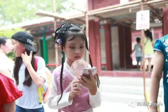 小戏骨版《红楼梦刘姥姥进大观园》中的小演员。图片来自网络
