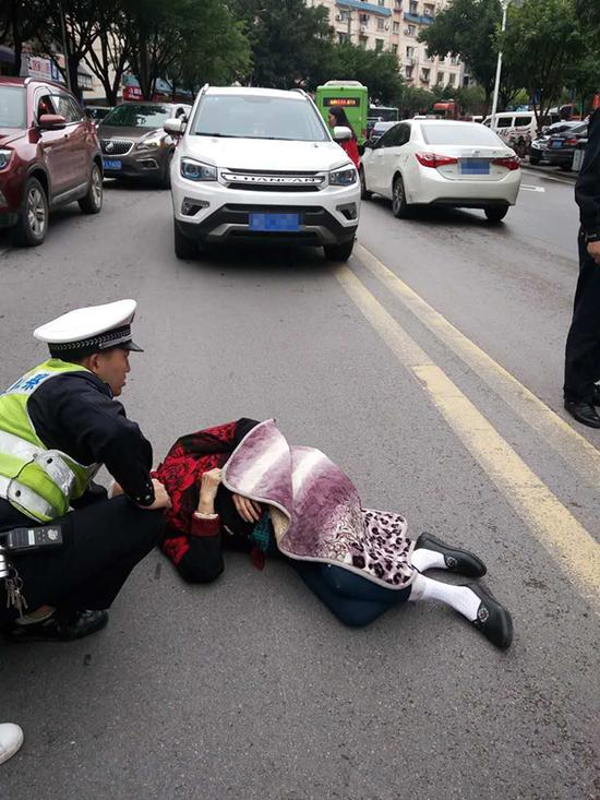 饶晋豪单膝跪地，托住老人头部。