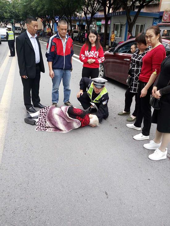 饶晋豪单膝跪地，托住老人头部。 &nbsp;本文图片均为云阳县公安局 供图