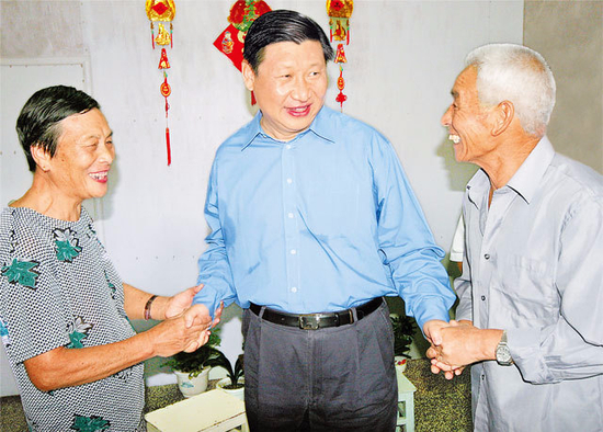 2006年9月21日，习近平在舟山普陀区东极岛调研并看望慰问当地渔民。浙江在线记者周咏南摄