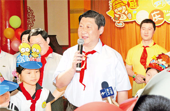 　　2005年5月31日，习近平在杭州青少年活动中心与小朋友共庆“六一”儿童节。浙江在线记者　周咏南摄