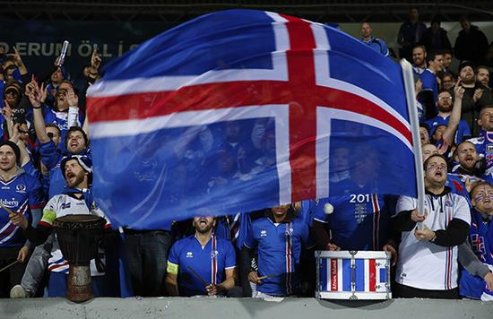 冰岛球迷庆祝球队进入世界杯。东方IC 图
