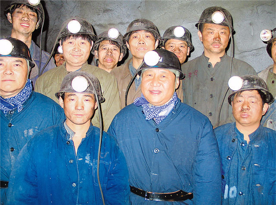 2005年1月26日，习近平在长广煤矿井下慰问煤矿工人。浙江在线记者　周咏南摄