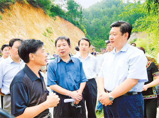 2005年8月10日至11日，习近平在景宁畲族自治县地质灾害点调研。浙江在线记者　周咏南　摄