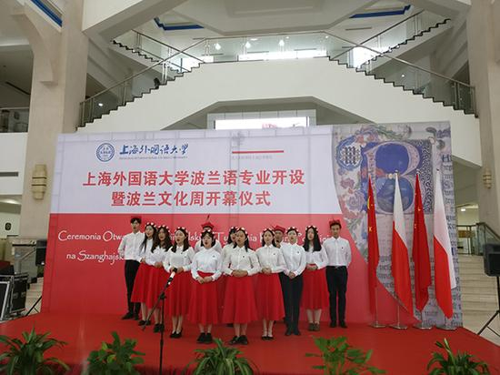 　　10月11日，上外波兰语专业开设仪式在松江校区举行，首批13位新生在演唱歌曲。 澎湃新闻记者 周航 图