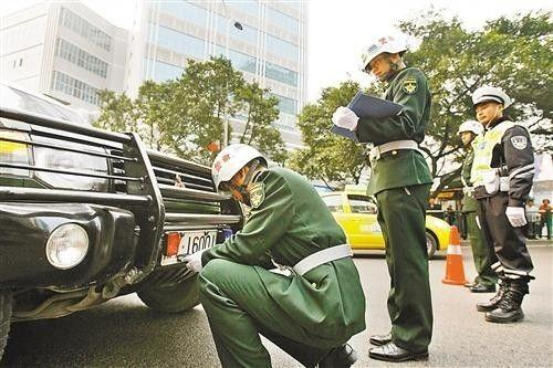 军警联合检查军车上路（资料图）