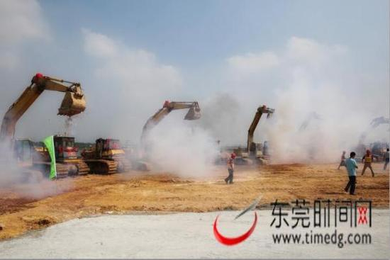 揭牌仪式结束后，滨海湾新区填海项目动工。&nbsp;郑琳东 摄