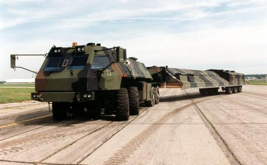 采用公路机动发射方式的“侏儒”洲际导弹。