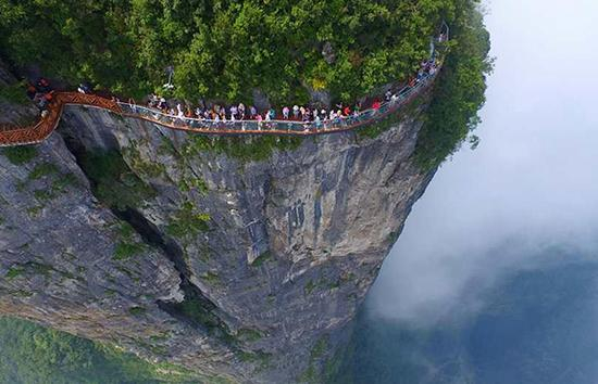 湖南省张家界市天门山风景区第三条玻璃栈道盘龙崖玻璃栈道。