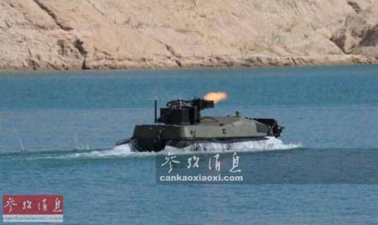 资料图：俄军“阿尔戈”轮式无人战车水中开火。