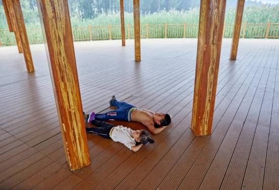 白洋淀的栈桥上，玩耍的儿童。摄影/甄宏戈