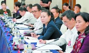 出席党的十九大的广东代表团在驻地讨论习近平总书记所作的大会报告。代表们踊跃发言畅谈心得，会场气氛十分活跃。南方日报特派记者王辉、朱洪波、王良珏 摄