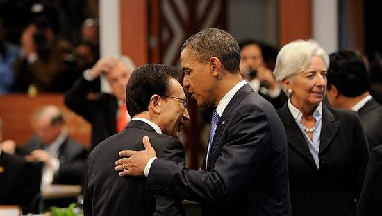 　　2011年11月13日，美国夏威夷，时任美国总统奥巴马和时任韩国总统李明博出席会议。图片来源：视觉中国