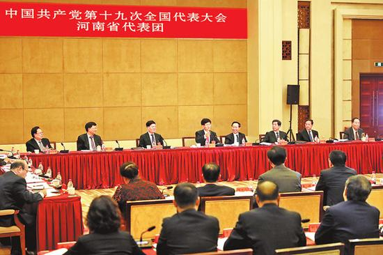  10月18日下午，出席党的十九大的河南代表团讨论十九大报告。记者 董亮 杜小伟 摄